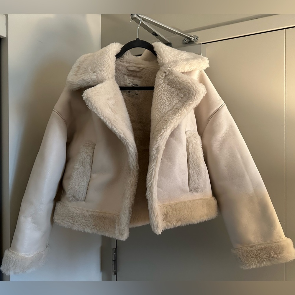 Small Women’s Abercrombie & Fitch cream and white coat
